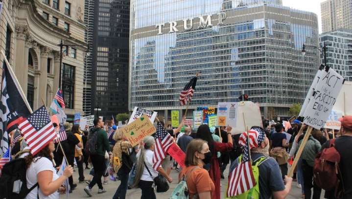 Miles de personas protestan durante marcha 'No Kings' en Chicago