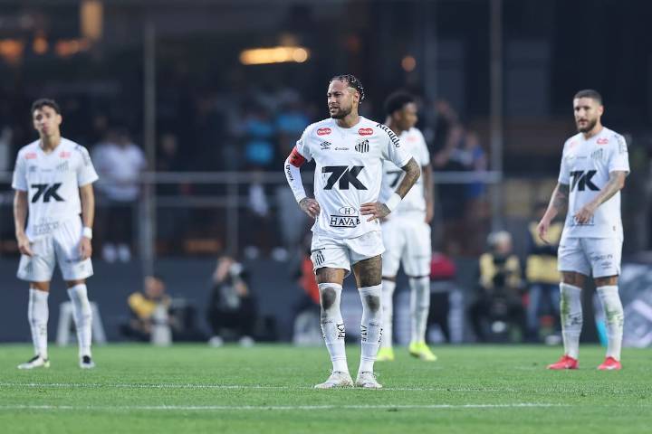 Neymar le suelta la mano al Santos y analiza cambiar de club en Brasil en caso de descender
