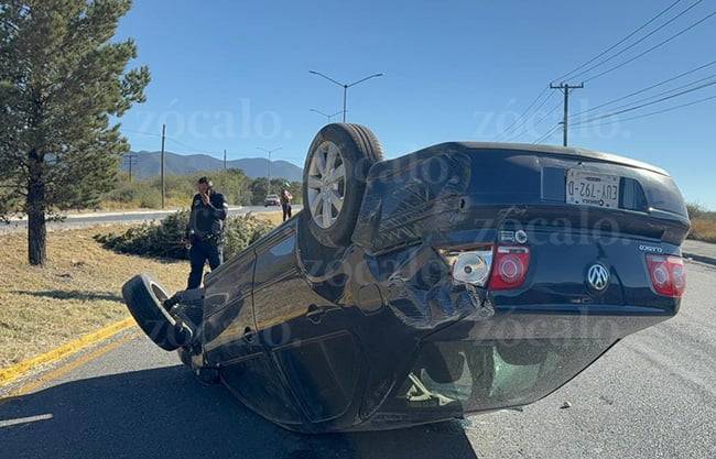 Derriba árbol y vuelca conductor en la calzada Antonio Narro