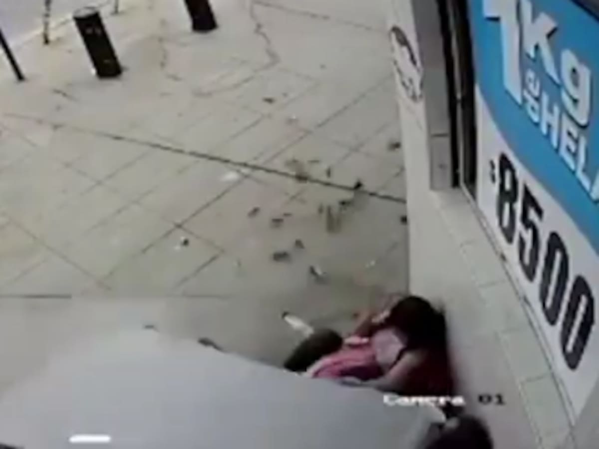 Se quedó sin frenos, subió a la vereda y atropelló a dos hermanitas que esperaban el colectivo