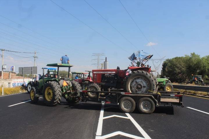 Agricultores bloquean totalmente la carretera León–Aguascalientes tras falta de acuerdos