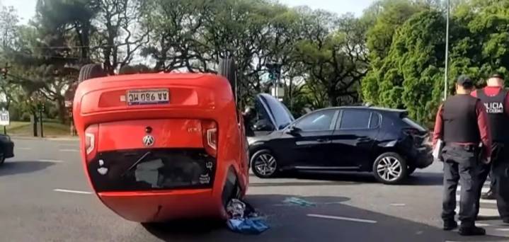 Una mujer resultó herida por el choque y vuelco de su auto frente al...