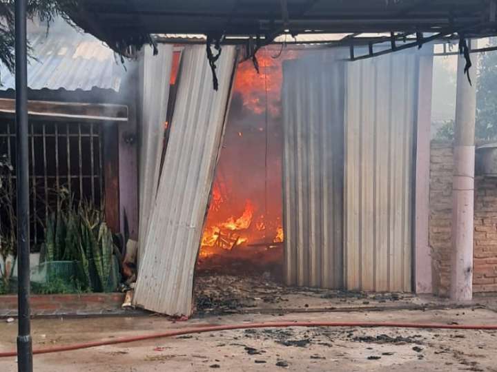 General San Martín: Bomberos controlaron un incendio en una vivienda del barrio 80 Viviendas