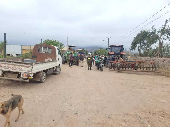 Vecinos de Pan de Azúcar se movilizan con tractores en protesta por obras de Aguas del Valle