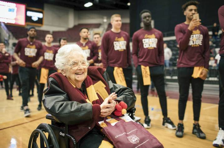 Sister Jean Dolores Schmidt, Loyola basketball superfan and team chaplain, dies at 106
