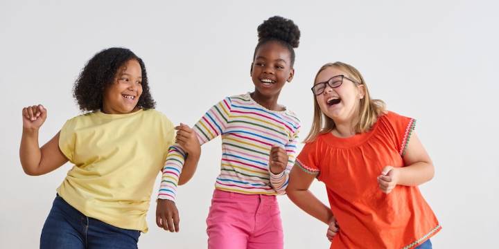 Día Internacional de la Niña: un programa global impulsa el cambio en los elogios en la infancia