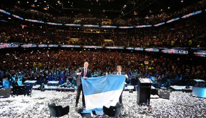Javier Milei sorprende al país con un concierto de rock en plena tempestad política en Argentina
