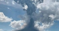 El volcán Lewotobi Laki Laki en Indonesia hace una nueva erupción de ceniza caliente