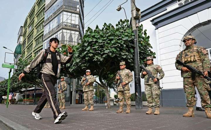 Perú inicia el estado de emergencia con soldados en las calles