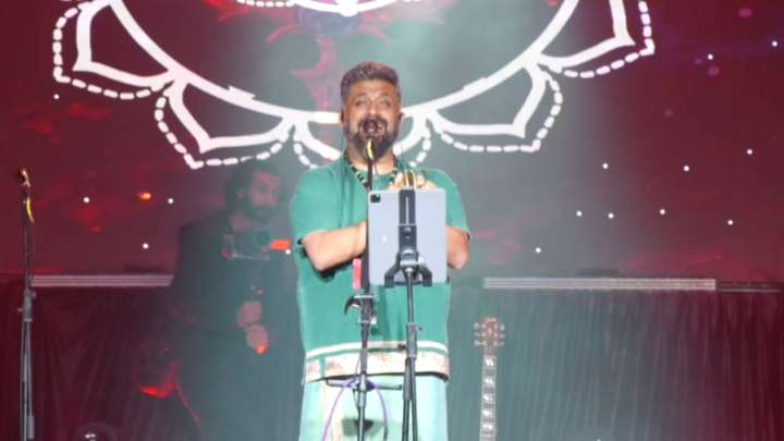 Raghu Dixit vows Madikeri crowd during Dasara celebration