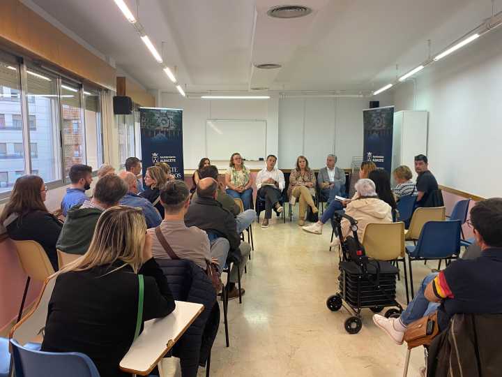 Serrano se reunió con los vecinos del Distrito 1 de Albacete para dialogar sobre temas de movilidad, limpieza y comportamientos incívicos