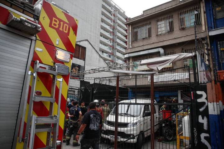 Mujer muere por inhalación de monóxido de carbono en Santiago Centro