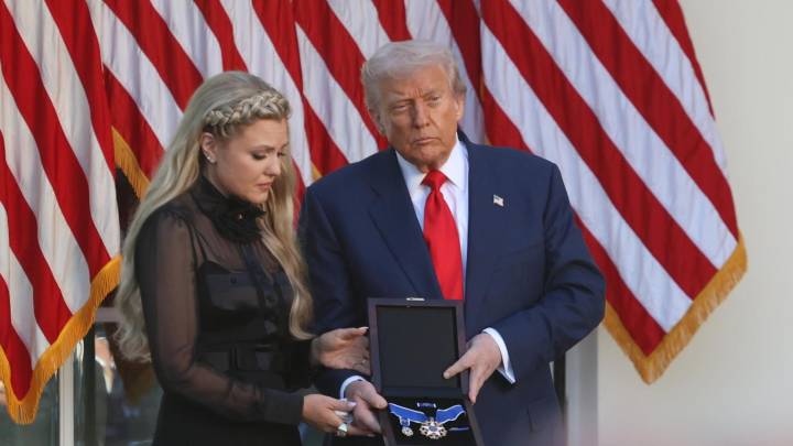 Trump entrega la Medalla Presidencial de la Libertad a Charlie Kirk de forma póstuma: "Es un líder irreemplazable"