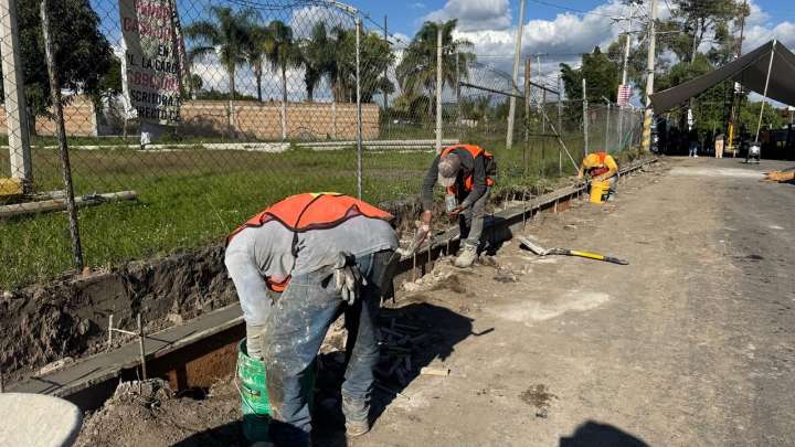 Ariadna Ayala inicia rehabilitación de la carretera Atlixco–Tianguismanalco en Prados El León