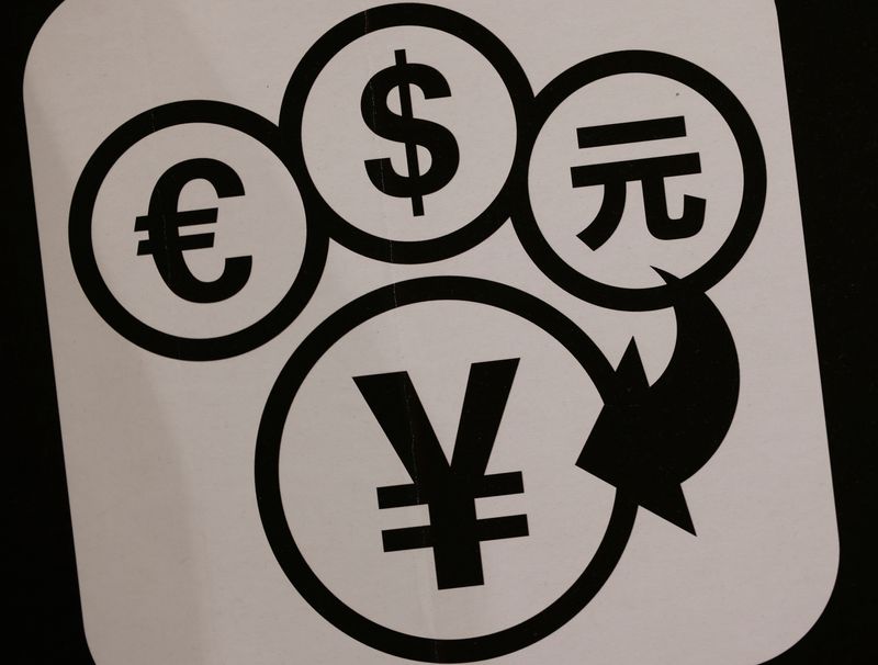 Yen climbs as gold dip triggers market volatility
