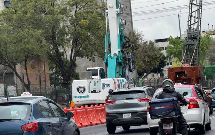 Instalación de los primeros pilotes de la calzada flotante en Tlalpan complica la circulación vehicular