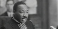 El día que Martin Luther King recibió el Premio Nobel de la Paz por luchar para que termine “la larga noche de injusticia racial”