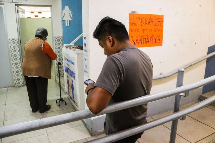 ¿Orinas 'de Aguilita'? Este Hábito Podría Dañar Tu Salud Urinaria sin que Lo Sepas