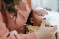 “Conversemos Mamá”: programa gratuito por WhatsApp apoya a embarazadas y madres recientes