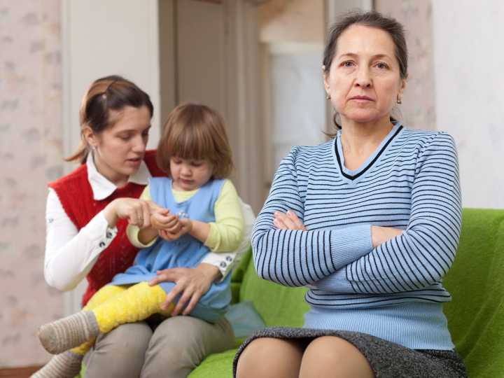 Qué significa cruzar los brazos al hablar, según la psicología