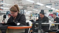 Petro solicita a MinComercio suprimir aranceles al textil