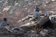 En el lodo y la memoria de Puebla, los sobrevivientes de la tormenta en México piden algo más que resiliencia