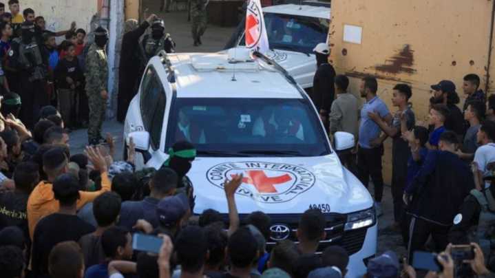 Inicia el intercambio de prisioneros palestinos y rehenes israelíes como parte del alto al fuego en Gaza