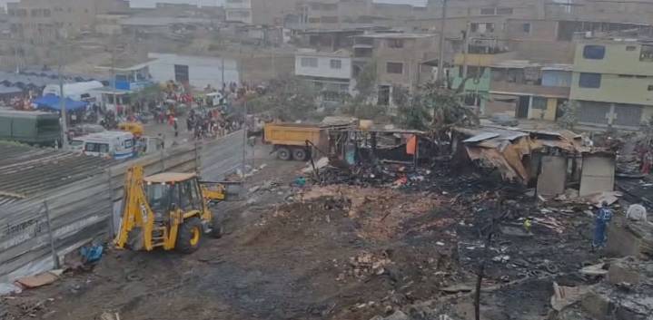 San Juan de Miraflores: Inician labores de remoción de escombros tras extinción de incendio en Pamplona