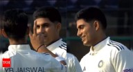Viral moment! Yashasvi Jaiswal plays doctor for Shubman Gill after on
