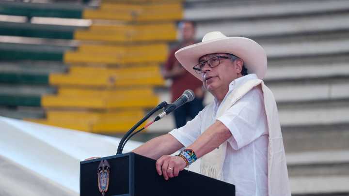 Exigen sanciones para presidente Gustavo Petro tras no acatar orden de retractarse de señalar a periodistas como 'muñecas de la mafia'