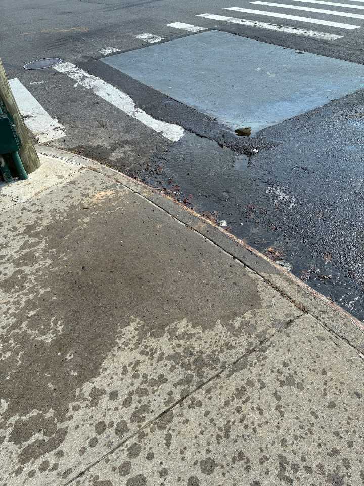 Mystery leak flows through Staten Island streets despite dry conditions