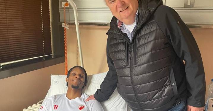 Boza Maljkovic visita a Tyson Carter en el hospital de Belgrado