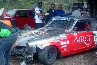 El auto oaxaqueño “Golden Tiger”, de Emilio Velázquez, se accidenta en La Carrera Panamericana, en Morelia