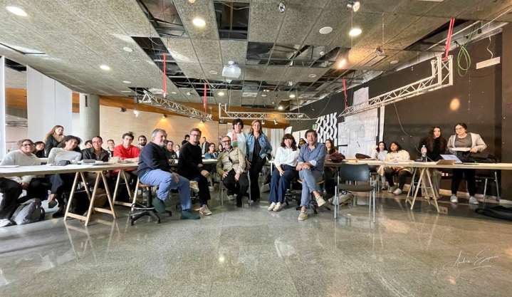 Florentino Delgado escucha a los alumnos de arquitectura