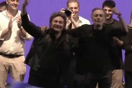 ''¡Subilo a Tronco!'', el grito desencajado de Milei para cerrar la campaña abrazado a Sergio Figliulo