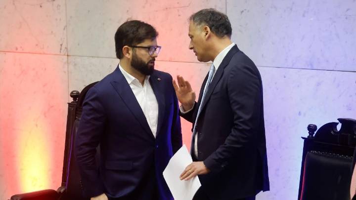 Presidente de la Cámara le responde a Boric: "El año 2021 cuando fracasó la sesión, ni él ni Vallejo se encontraban presentes"