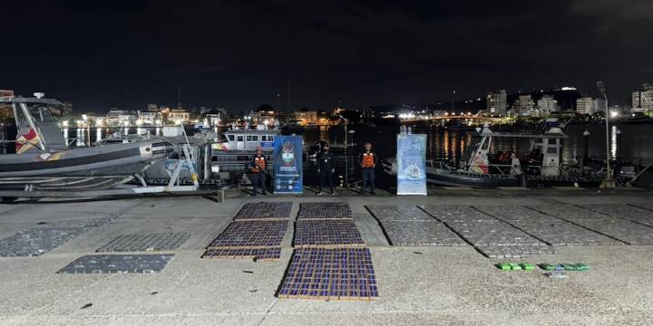 Armada de Colombia incautó casi dos toneladas de cocaína en un buque con destino a España