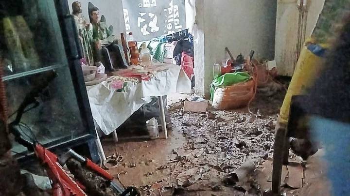 Juan trabajó 3 años en EU para construir su casa, que hoy se derrumba por lluvias de Priscila