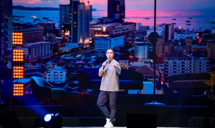 Alejandro Gil presenta con éxito su stand