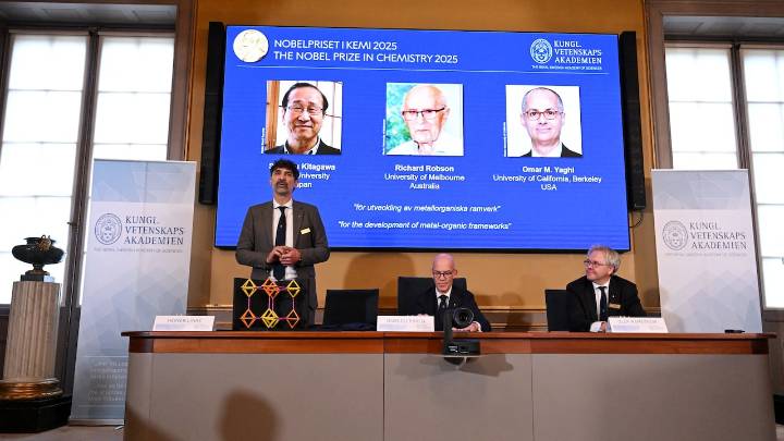 Nobel de Química 2025 premia desarrollo de nuevas estructuras moleculares, ¿quiénes son los ganadores?