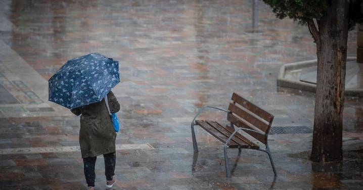 La lluvia hace acto de presencia en Granada y deja abnegaciones en varios puntos de la capital