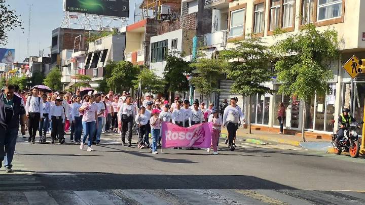 Caminan para hacer conciencia sobre el cáncer de mama en Zamora