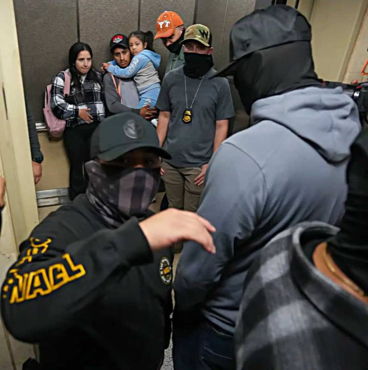 ¿Cambio de táctica? ICE detiene a familias enteras para interrogarlas dentro del 26 Federal Plaza en nueva estrategia de detención