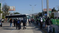 Normalistas de Ayotzinapa bloquean la Autopista del Sol en Chilpancingo; piden plazas docentes