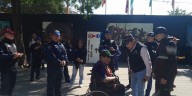 Gran Premio de México: así retiraron a un vendedor ambulante en silla de ruedas al exterior del Metro CDMX