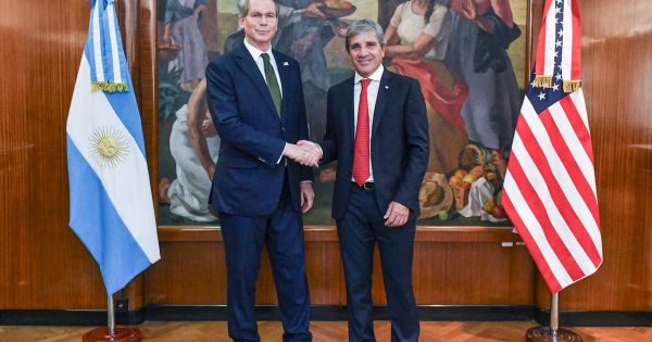 Viaja Caputo a EE.UU.: qué negocia y el gesto que puede derrumbar el riesgo país