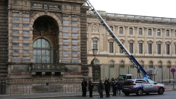 Robbers Storm Iconic Louvre Museum In Paris, Steal 'Priceless' Jewellery In 7