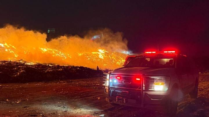 Fuego consume tiradero de basura de Simeprode en Salinas Victoria