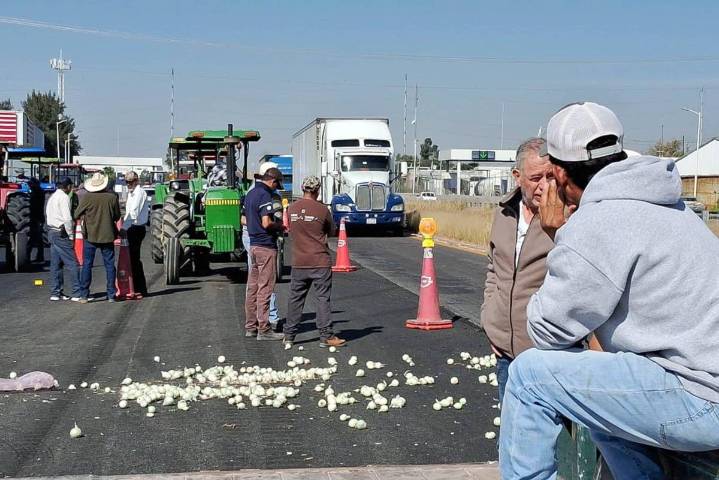 Se mantienen bloqueos de campesinos en 8 puntos del País