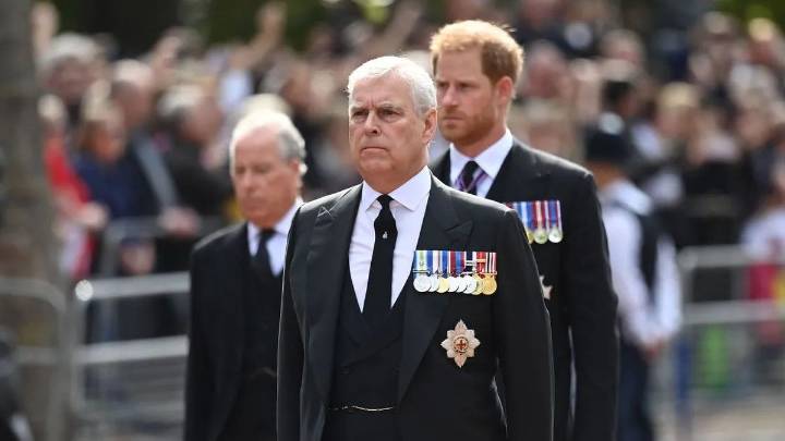 El Palacio de Buckingham le retiró los títulos al príncipe Andrés por vínculos con Jeffrey Epstein